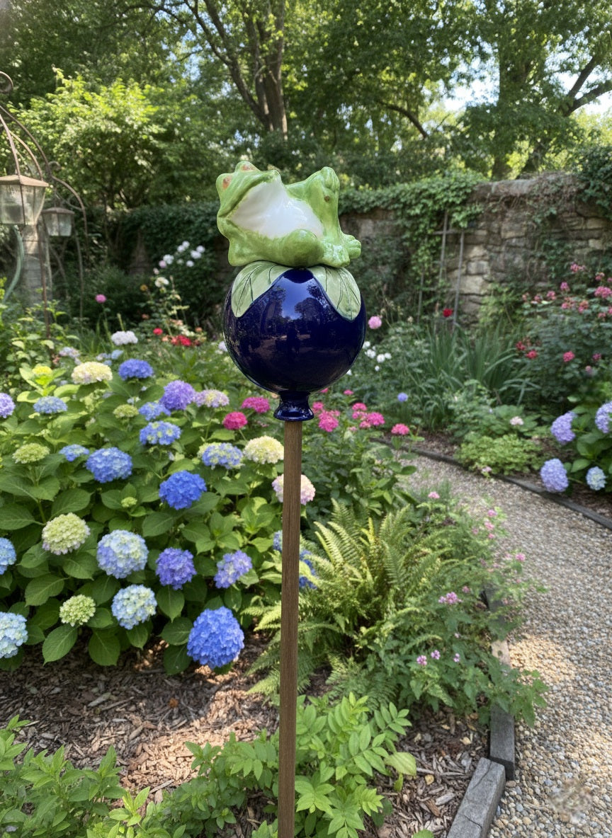 Dunkelblaue Gartenkugel aus Keramik mit Frosch | Balkon & Garten