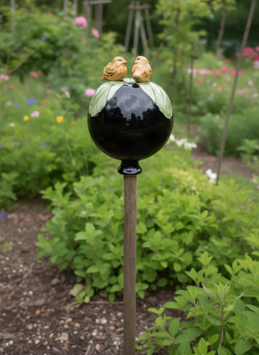Schwarze Gartenkugel aus Keramik mit Vogel-Duo | Balkon & Garten