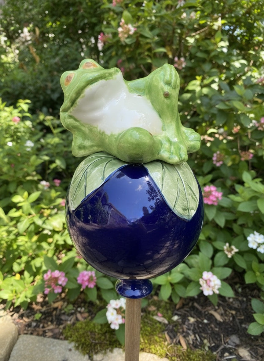 Dunkelblaue Gartenkugel aus Keramik mit Frosch | Balkon & Garten