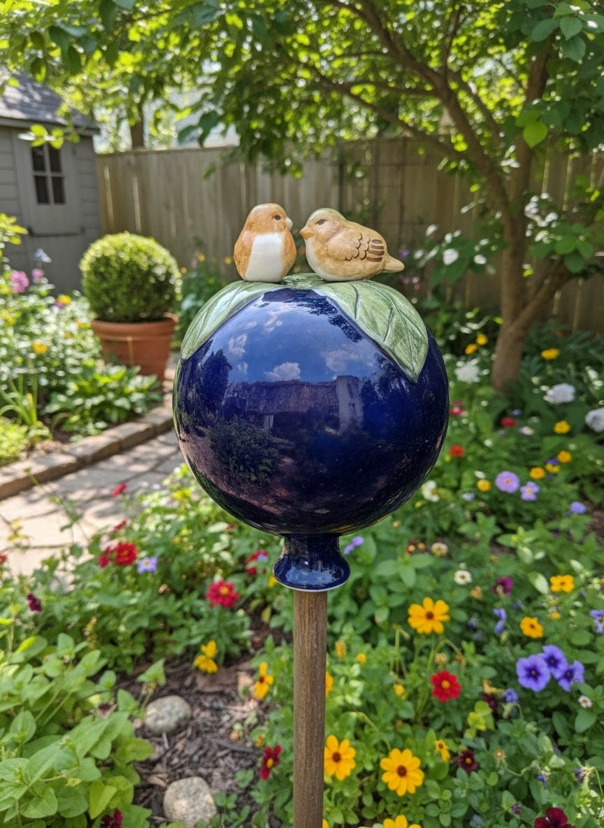 Dunkelblaue Gartenkugel aus Keramik mit hellem Vogel-Paar | Balkon & Garten