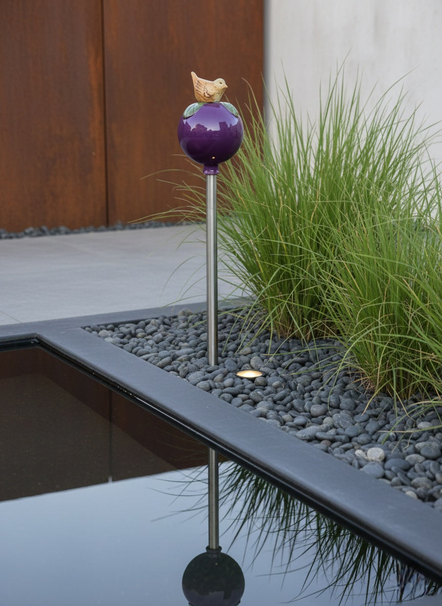 Lila Gartenkugel aus Keramik mit gelbem Vogel | Balkon & Garten