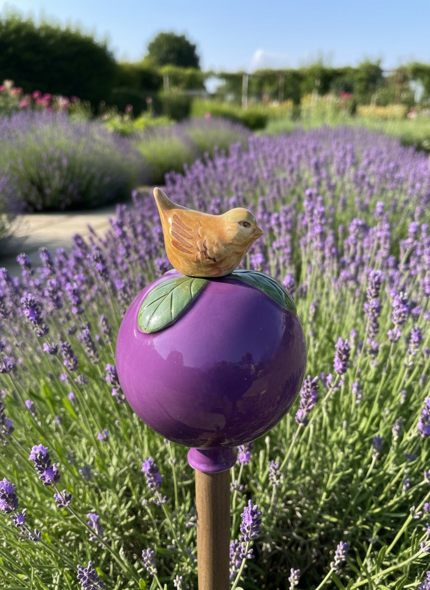 Lila Gartenkugel aus Keramik mit gelbem Vogel | Balkon & Garten