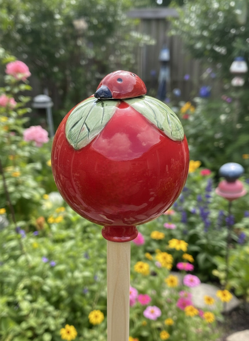 Rote Gartenkugel aus Keramik mit Marienkäfer | Balkon & Garten