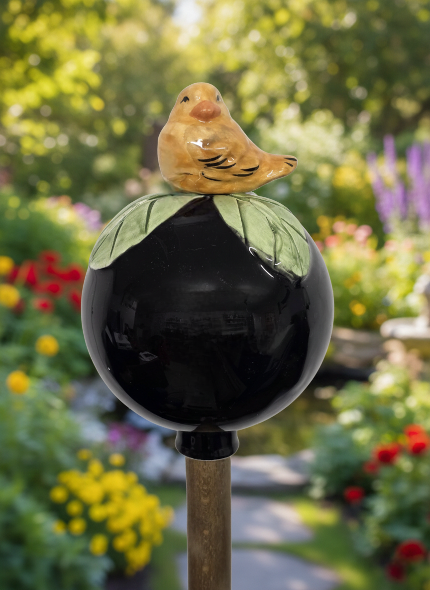 Schwarze Gartenkugel aus Keramik mit gelbem Vogel | Balkon & Garten