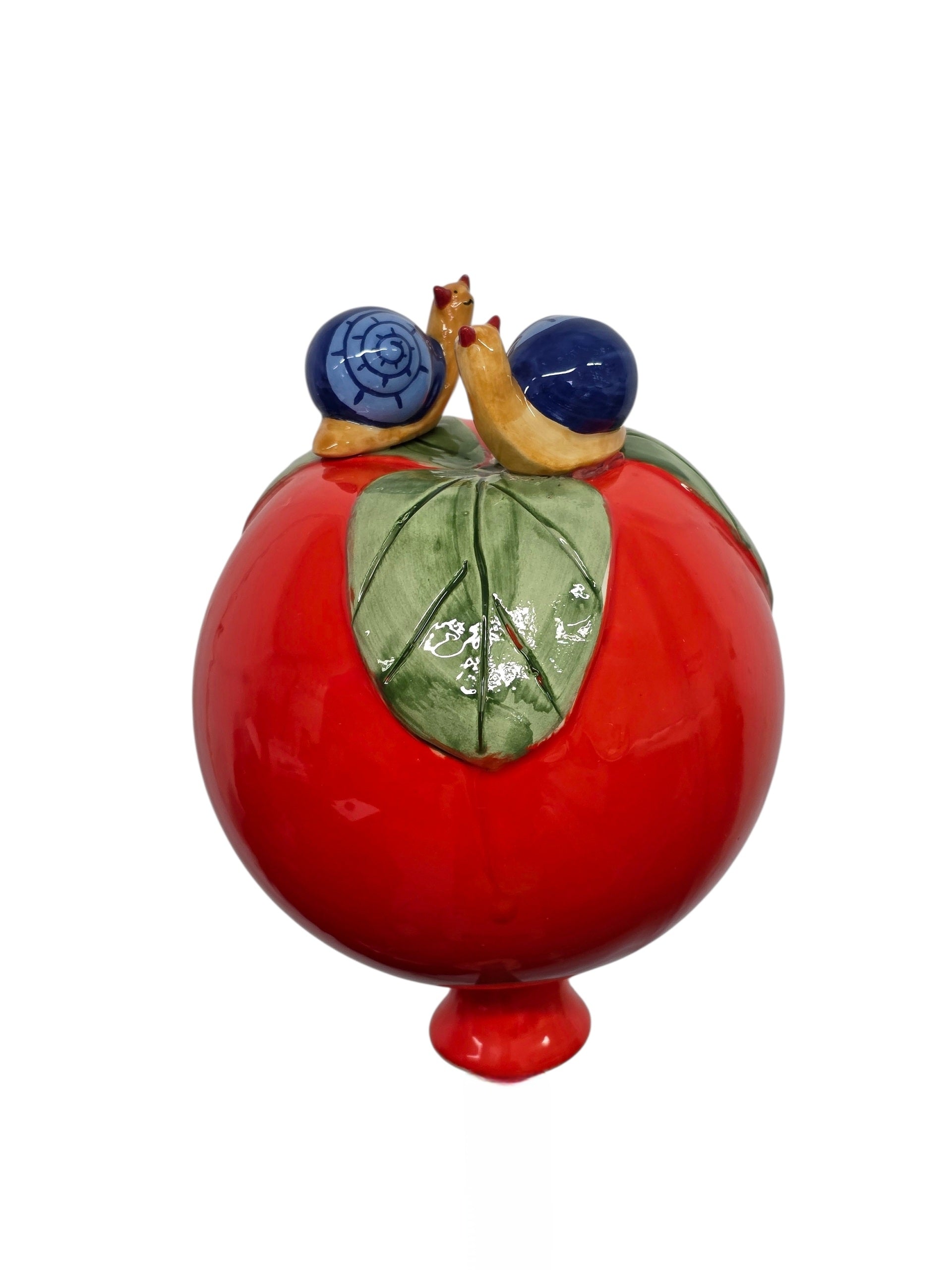 Rote Gartenkugel aus Keramik mit Schnecken-Duo | Balkon & Garten
