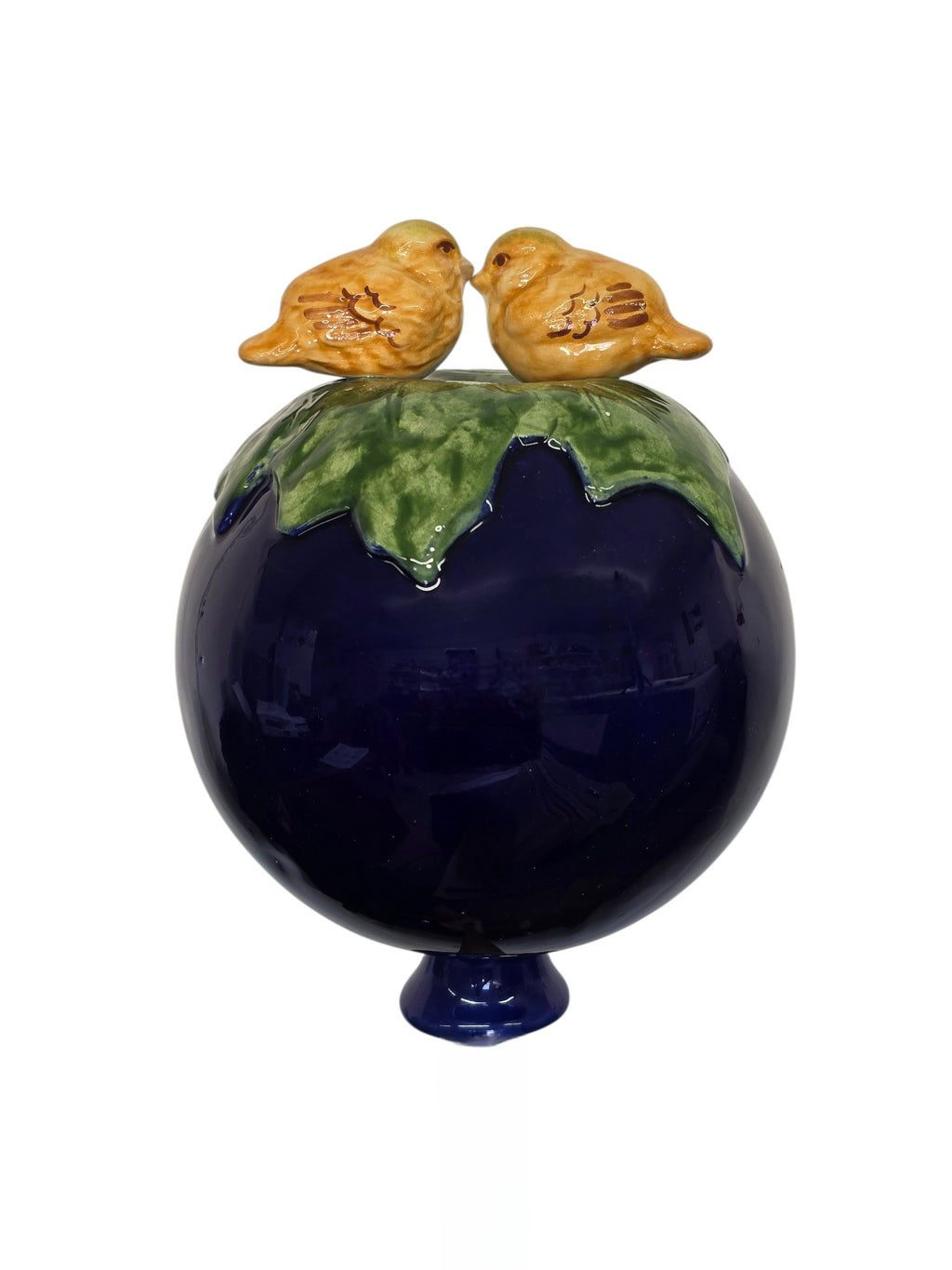 Dunkelblaue Gartenkugel aus Keramik mit orangenem Vogel-Paar | Balkon & Garten