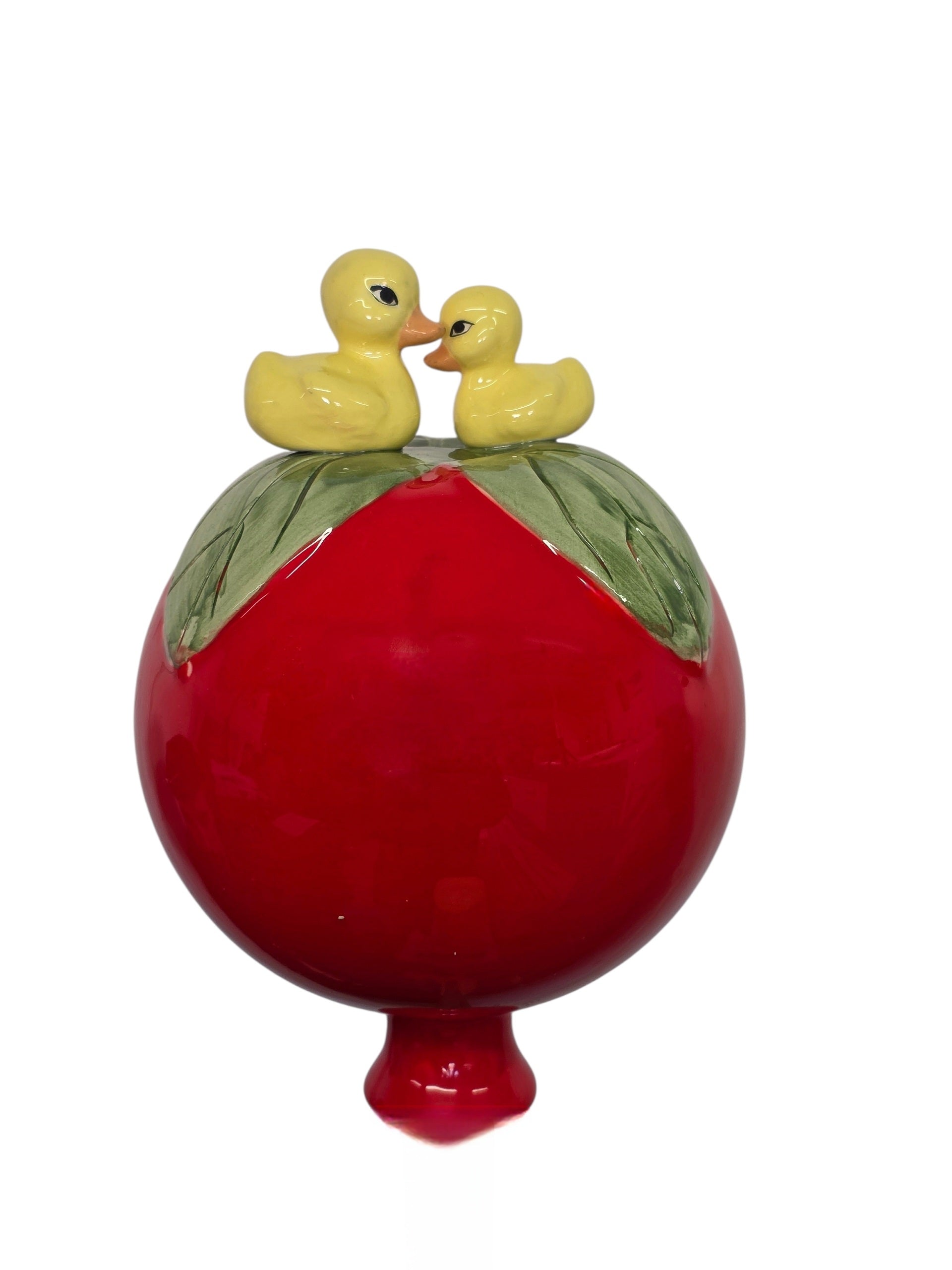 Rote Gartenkugel aus Keramik mit Enten-Duo | Balkon & Garten