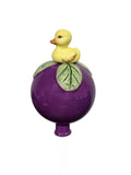 Lila Gartenkugel aus Keramik mit gelber Ente | Balkon & Garten
