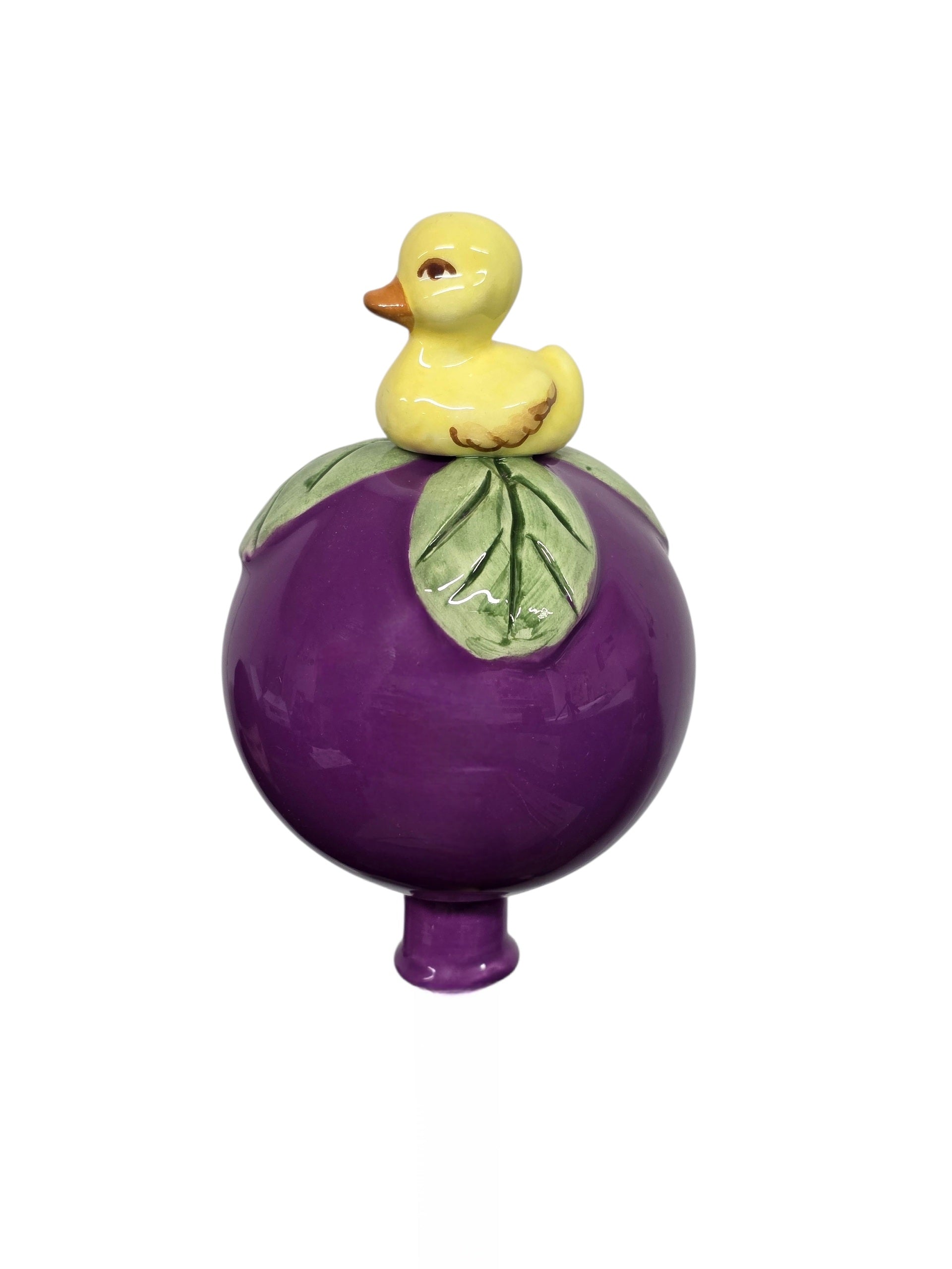 Lila Gartenkugel aus Keramik mit gelber Ente | Balkon & Garten
