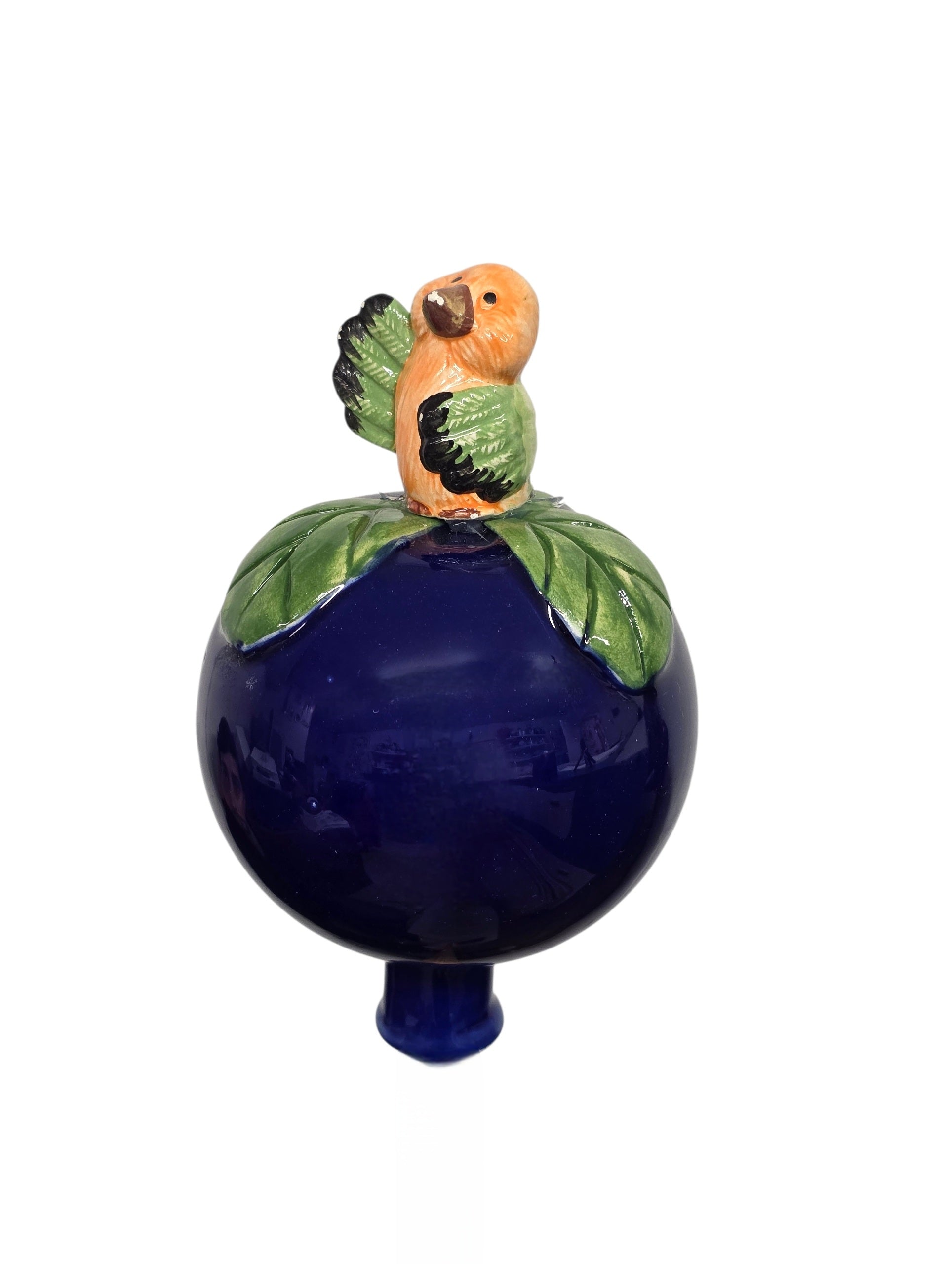 Dunkelblaue Gartenkugel aus Keramik mit orange-grünem Vogel | Balkon & Garten