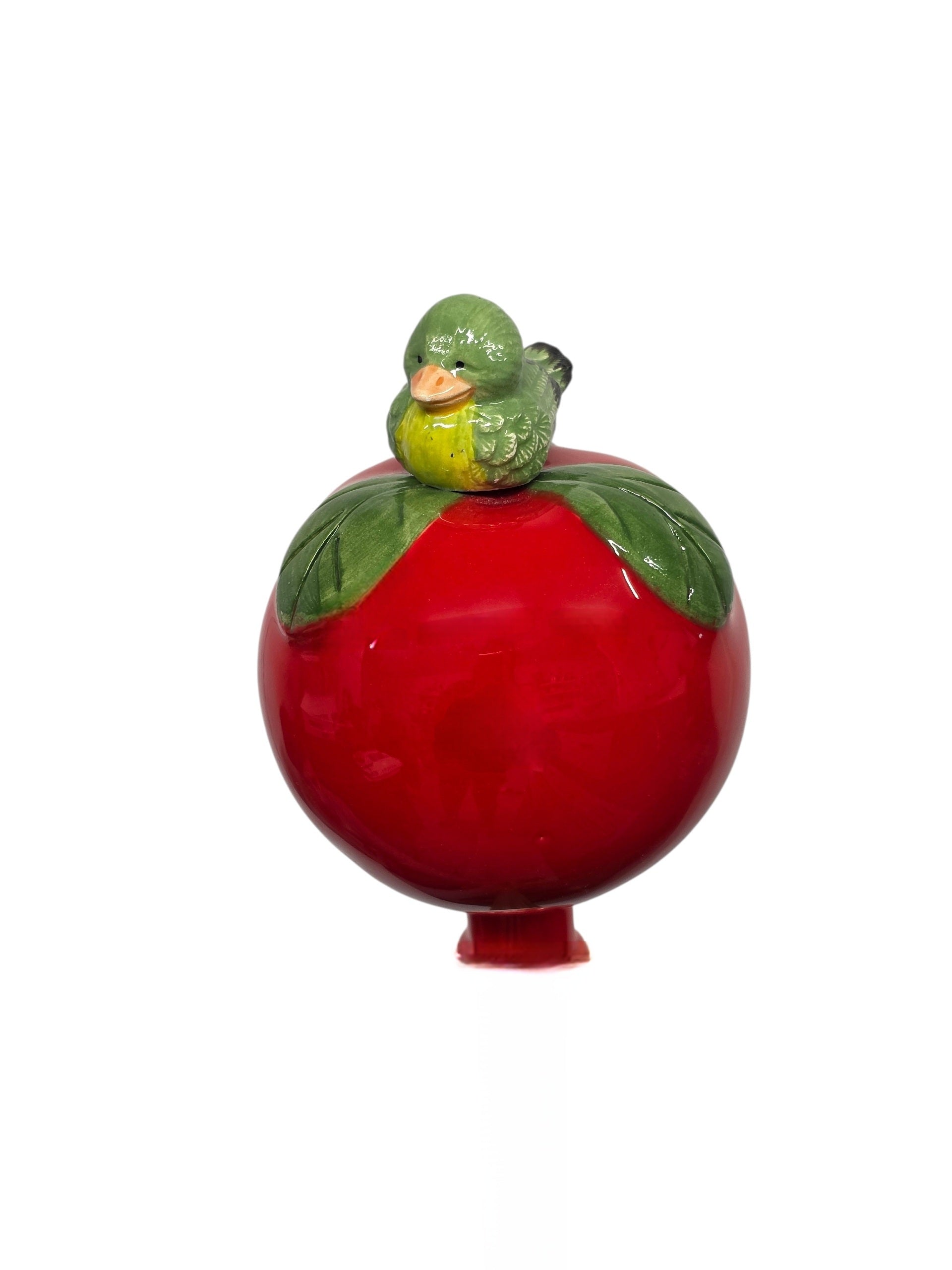 Rote Gartenkugel aus Keramik mit grünem Vogel | Balkon & Garten
