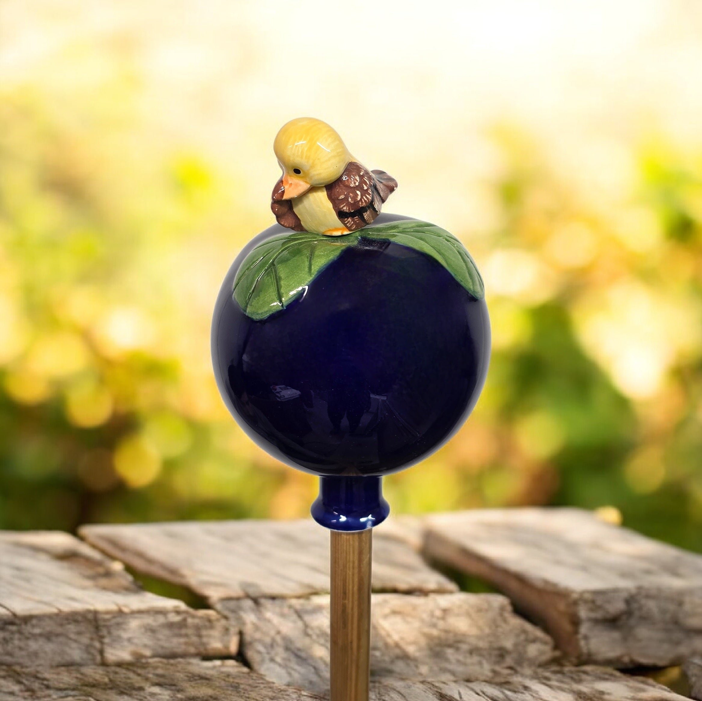 Dunkelblaue Gartenkugel aus Keramik mit gelbem Vogel | Balkon & Garten