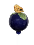 Dunkelblaue Gartenkugel aus Keramik mit hellbraunem Vogel | Balkon & Garten