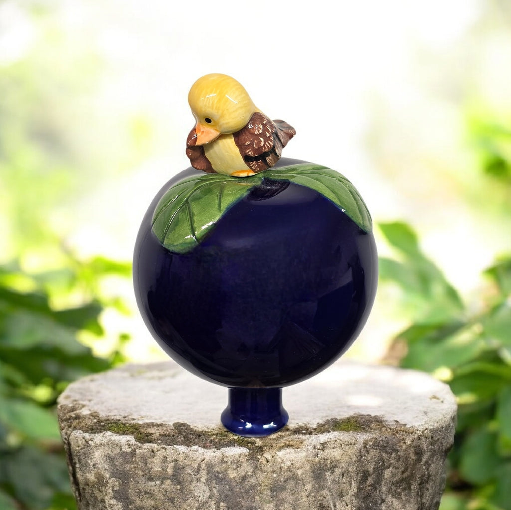 Dunkelblaue Gartenkugel aus Keramik mit gelbem Vogel | Balkon & Garten