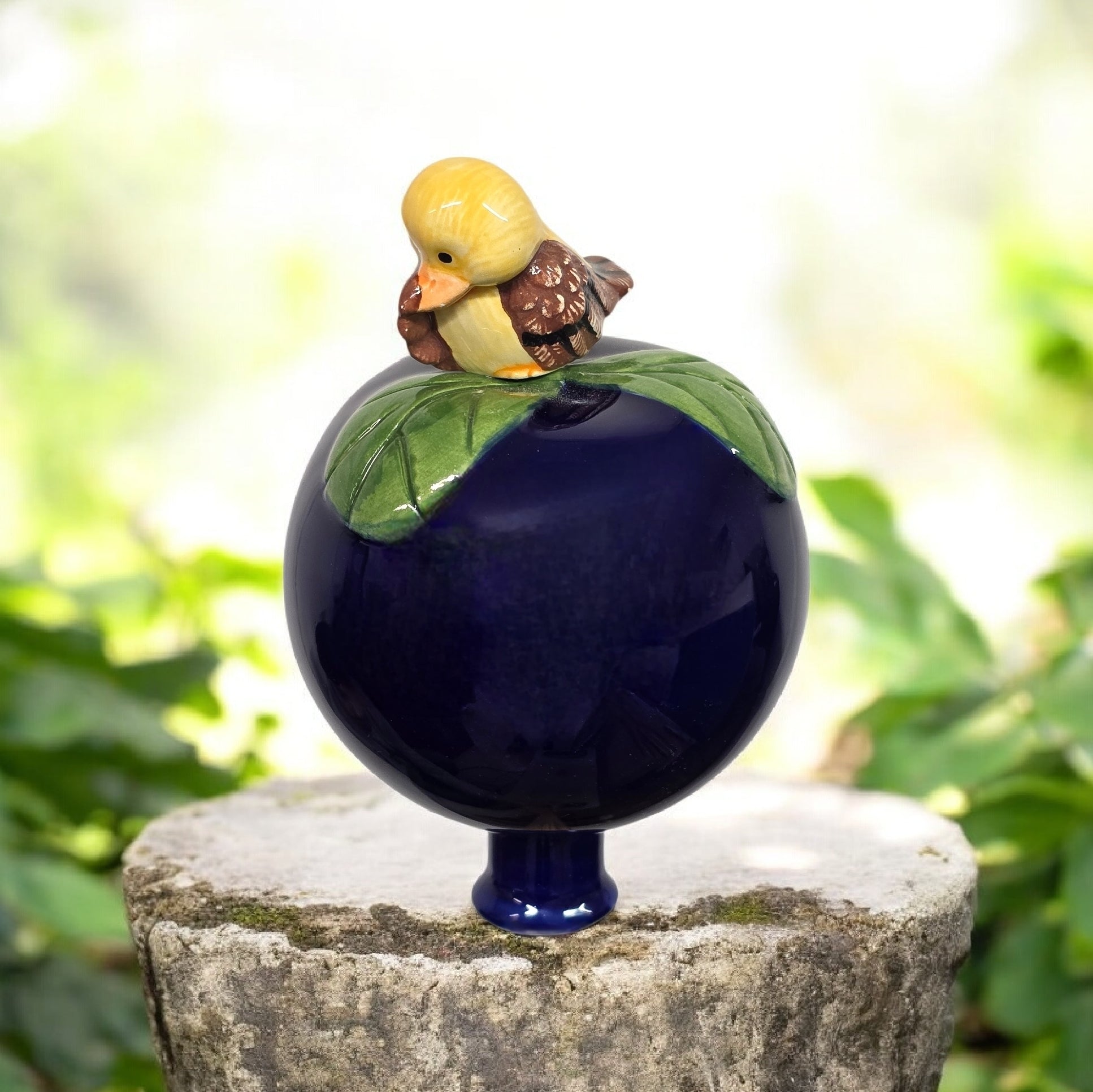 Dunkelblaue Gartenkugel aus Keramik mit gelbem Vogel | Balkon & Garten