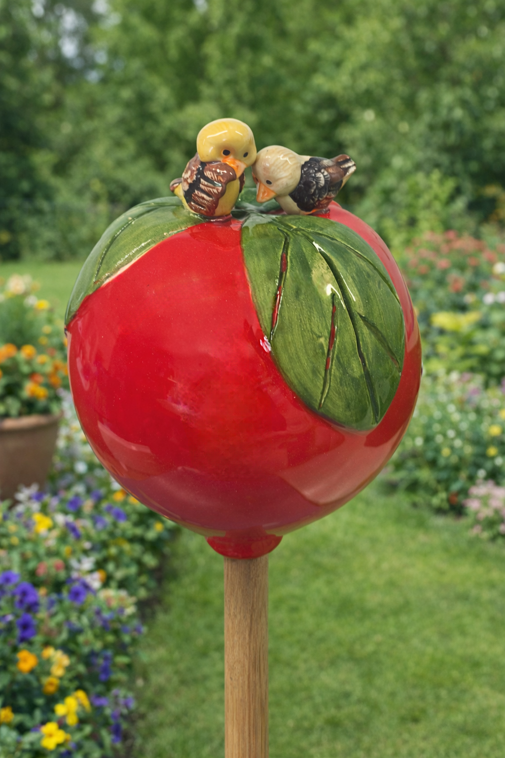 Rote Gartenkugel aus Keramik mit buntem Vogel-Duo | Balkon & Garten